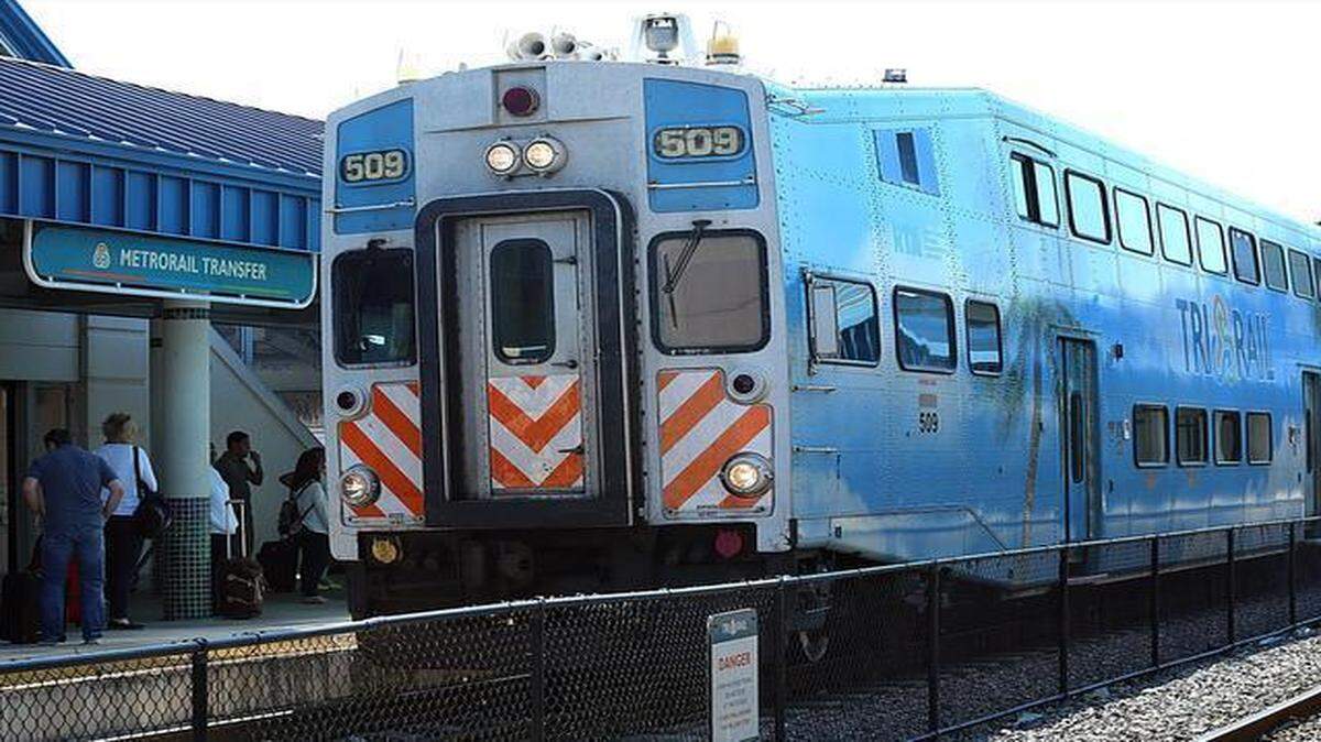 
Un tren del Tri-Rail con dirección norte llega a la estación de transferencia en Hialeah el 13 de febrero del 2015.
