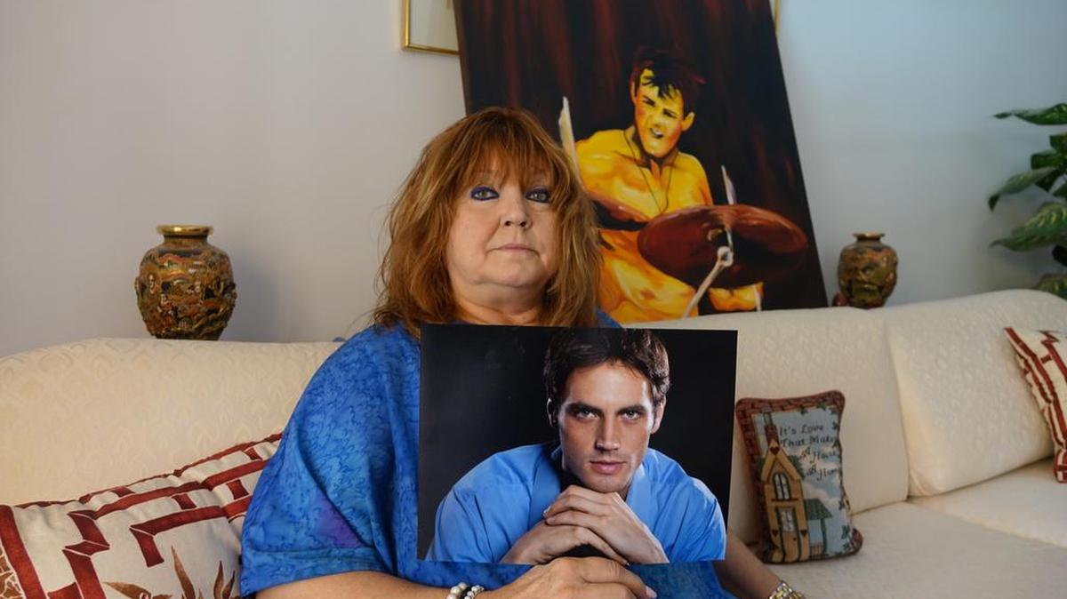 
Audrey Rotati, de Pinecrest, muestra una foto de su hijo Stefano Rotati, de 29 años, que murió en mayo después de tomar fentanil.

