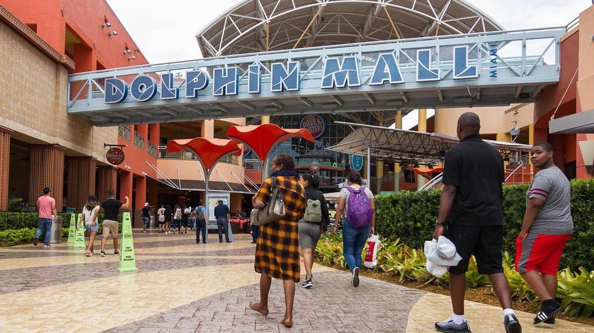 La entrada principal del Dolphin Mall en Sweetwater, al oeste de Miami. El centro comercial está funcionando con normalidad, después que un hombre fue arrestado por planificar la detonación de un explosivo en este popular centro de compras.