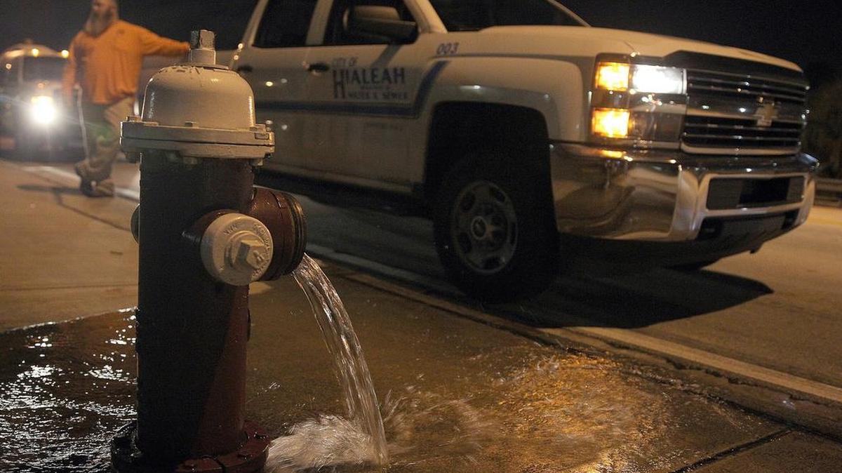El Departamento de Acueducto y Alcantarillado de Hialeah abrieron varios hidrantes para dejar el agua correr, en la Calle 84 del oeste, este miércoles.