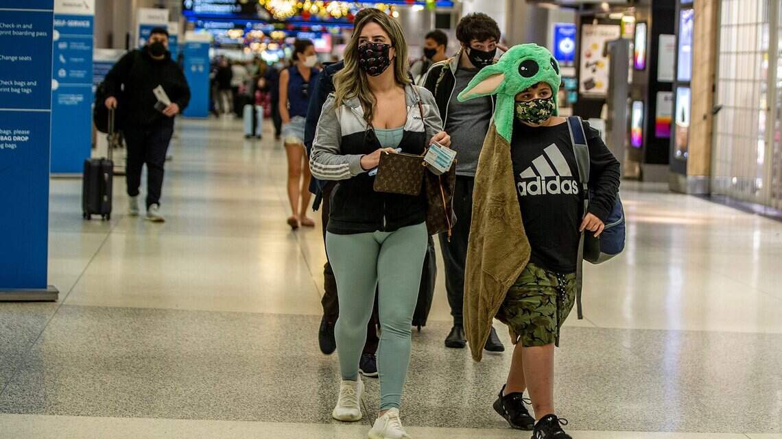 Decenas de vuelos atrasados y cancelados en el sur de la Florida afectan planes de Semana Santa