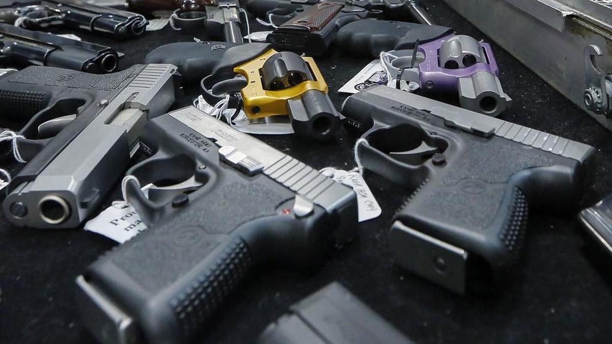 Varias armas son desplegadas en una mesa durante un show anual en Nueva York. Foto de archivo.