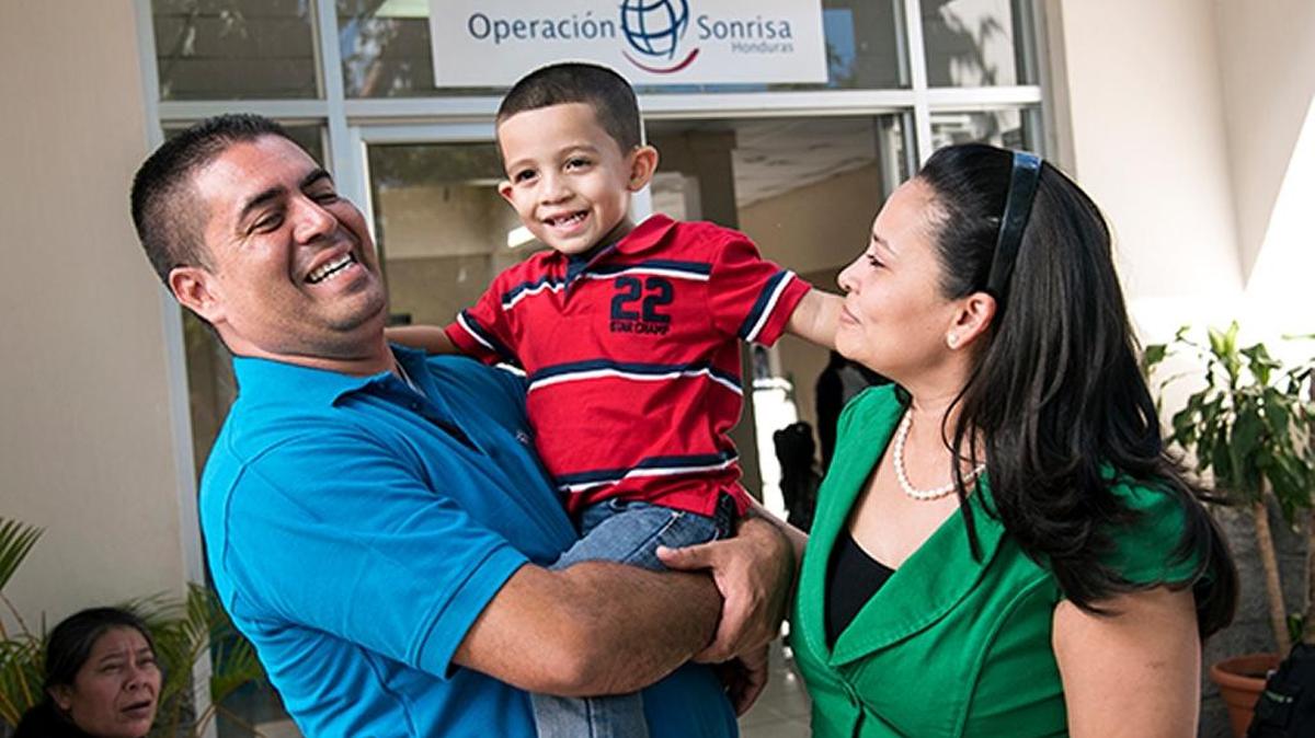 Alex Guerrero posa con su esposa Adilia y su hijo, César, en una clínica en Tegucigalpa, Honduras, en febrero pasado.