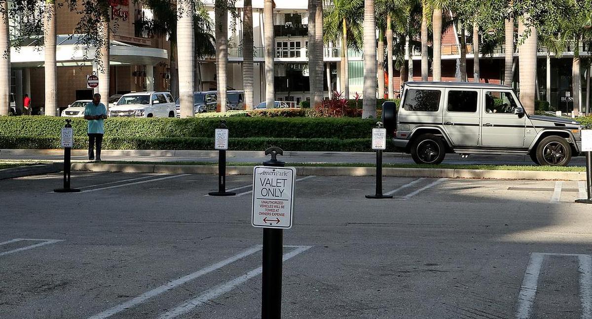 Vista de espacios de estacionamiento reservados para el valet parking en el Dadeland Mall.