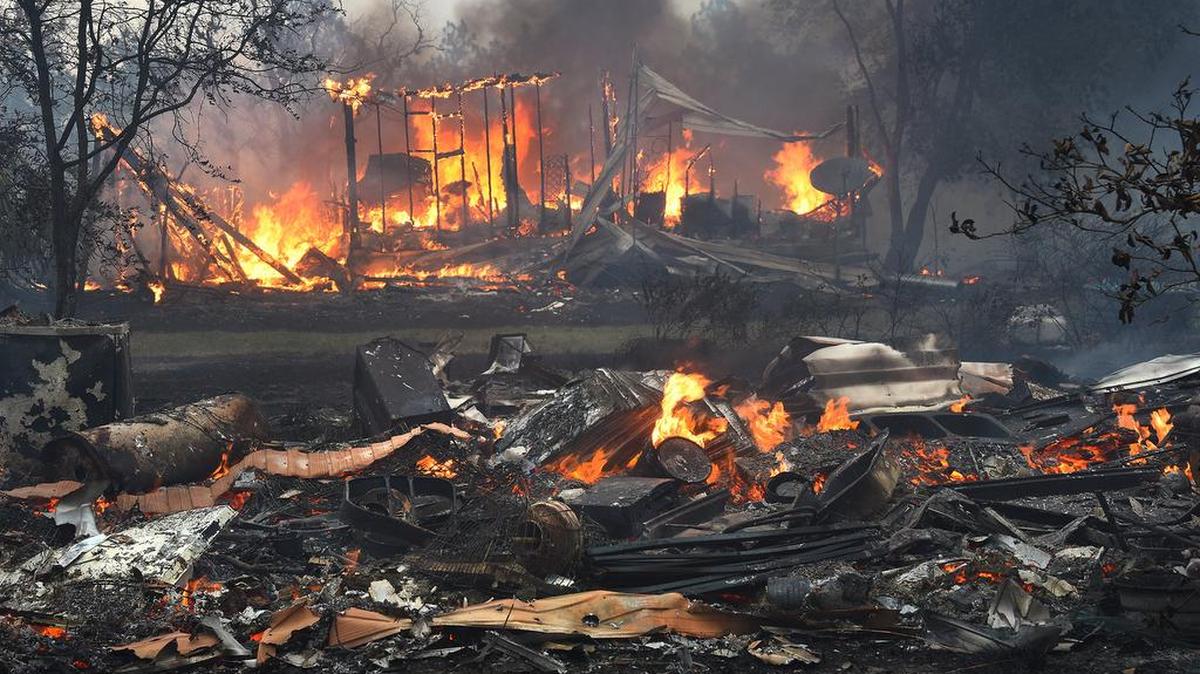 Imagen cedida de los restos de varias casas en Indian Lake Estates, en el Condado de Polk, Florida (Estados Unidos), tras el incendio ocurrido en la zona a fines de marzo.