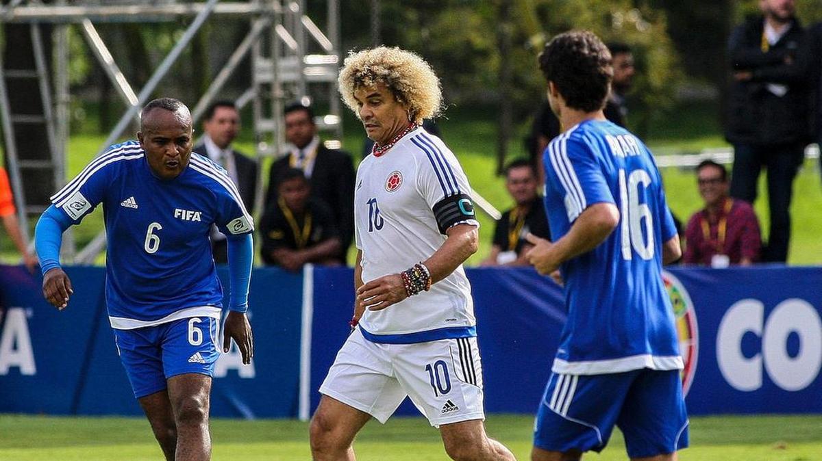 Los futbolistas colombianos Carlos “El Pibe” Valderrama (cen.) y Aquivaldo Mosquera (izq.) durante un partido amistoso el 3 de octubre de 2016 en Bogotá, Colombia.