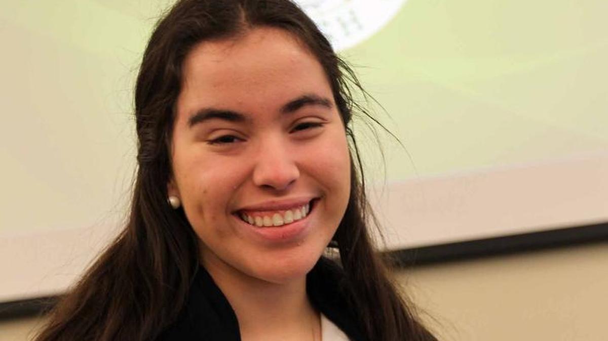 Maria Paola Mercado, joven estudiante que ofrece tutorias gratuitas para que otros jovenes estudiantes acudan a la Universidad, fotografiada en la secundaria St. Brendan el viernes, 4 de diciembre del 2015.