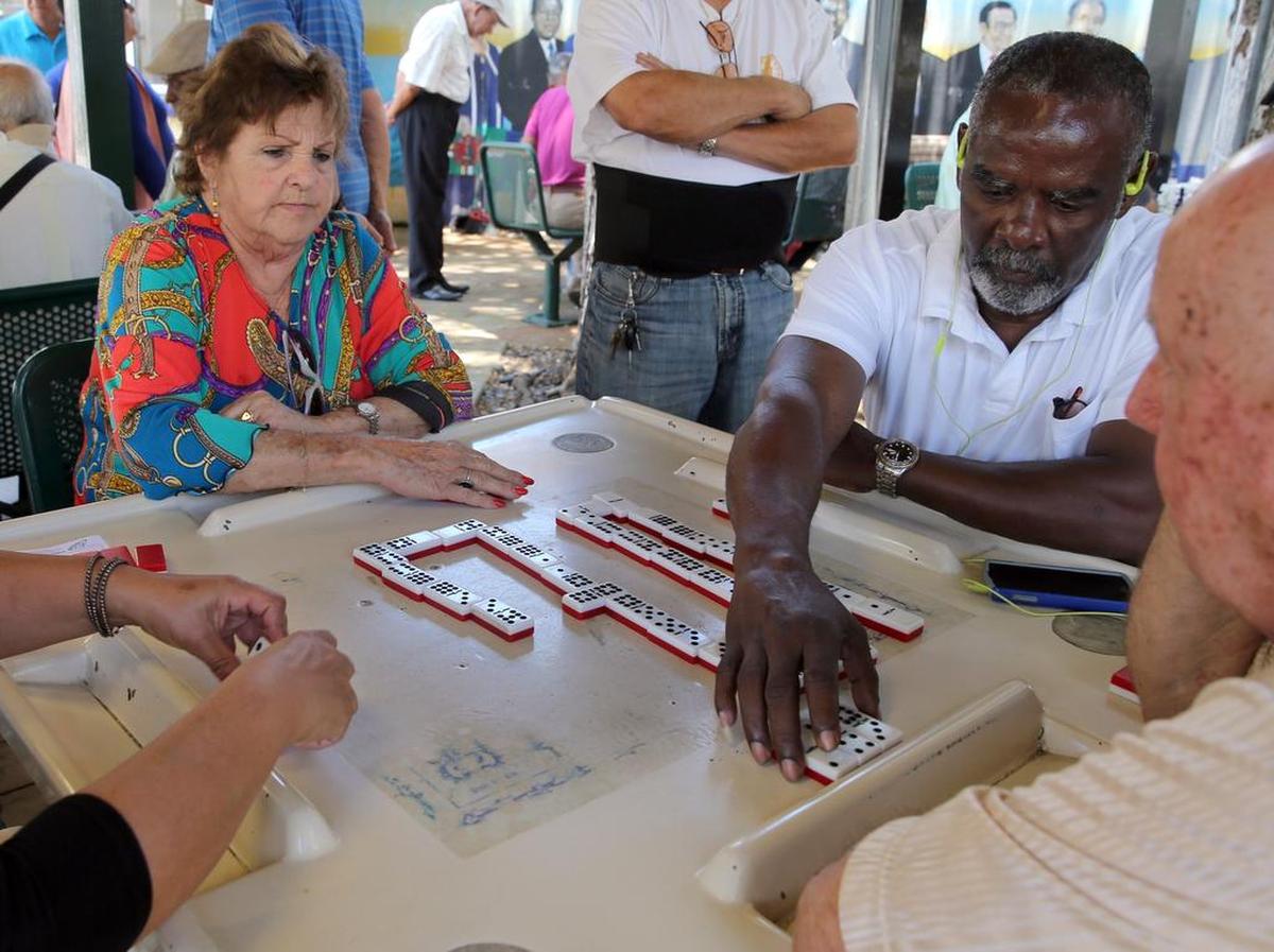 Flora Rodríguez y Casimiro Pérez juegan una partida en el parque del dominó en el corazón mismo de La Pequeña Habana.