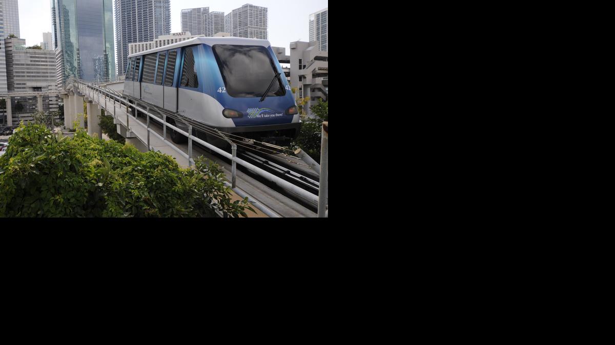 
Sistema de tren elevado, Metromover. Foto de archivo.
