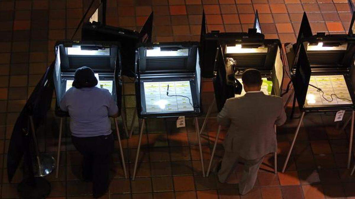
Las votaciones anticipadas se iniciaron el lunes. En la imagen, dos votantes emiten su sufragio en el Stephen P. Clark Government Center, en el downtown de Miami.
