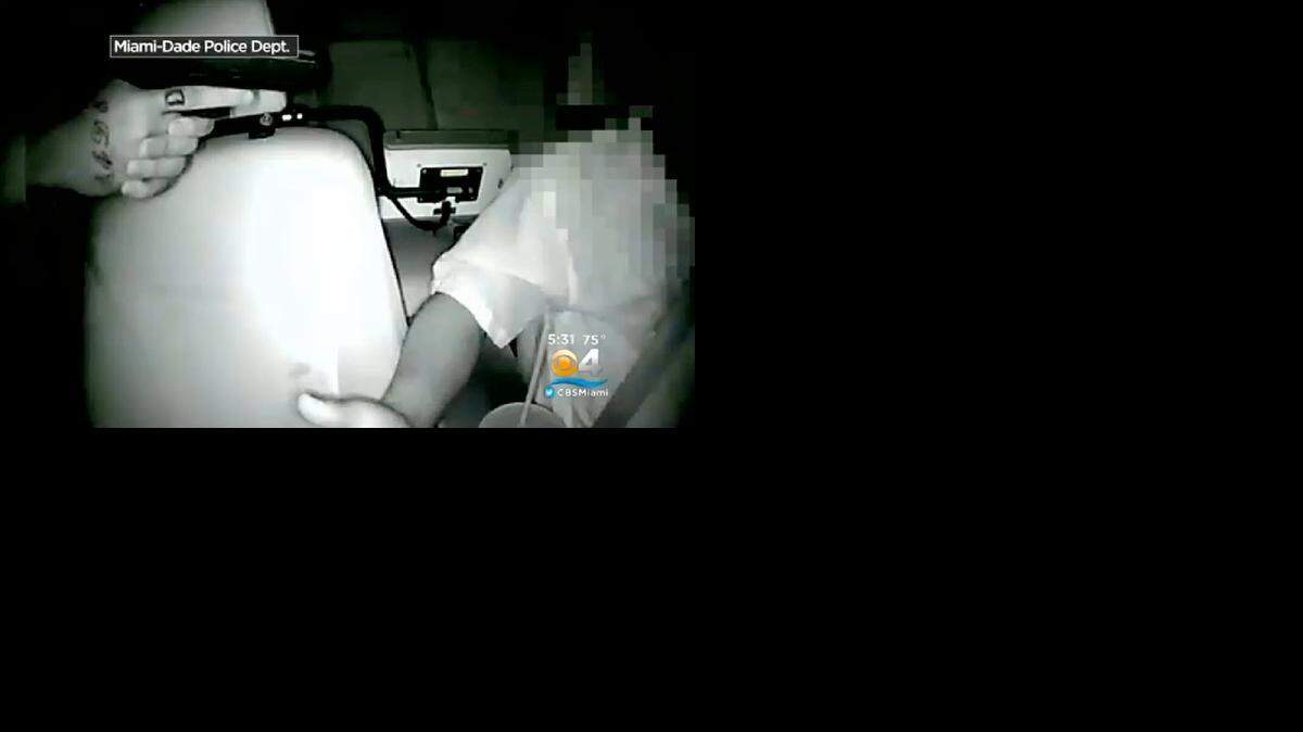 
Video de vigilancia muestra cuando el conductor del taxi, Guerdy Rosalva, es apuntado con una automática.


