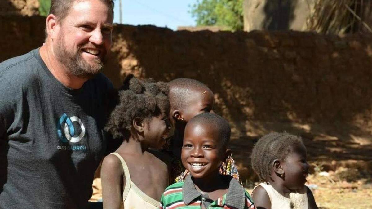 Michael Riddering se trasladó con su familia a Burkina Faso en África Occidental para hacer el trabajo de la misión.