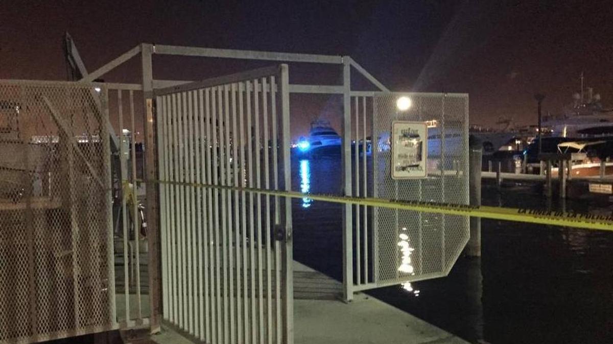 Las Autoridades costeras y Policía de Miami Beach buscan a joven que cayó de una embaración en la Bahía de Biscayne.