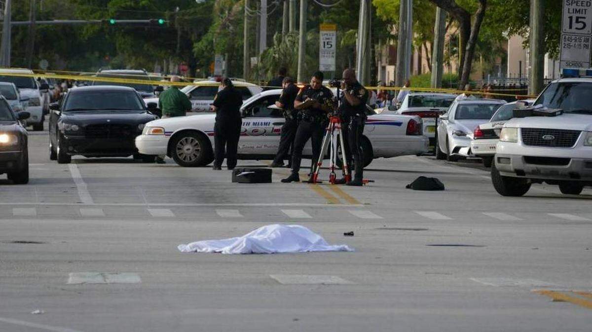 Dos estudiantes fueron atropellados por un vehículo cerca de North Miami Senior High School el martes por la mañana, y uno de ellos falleció.