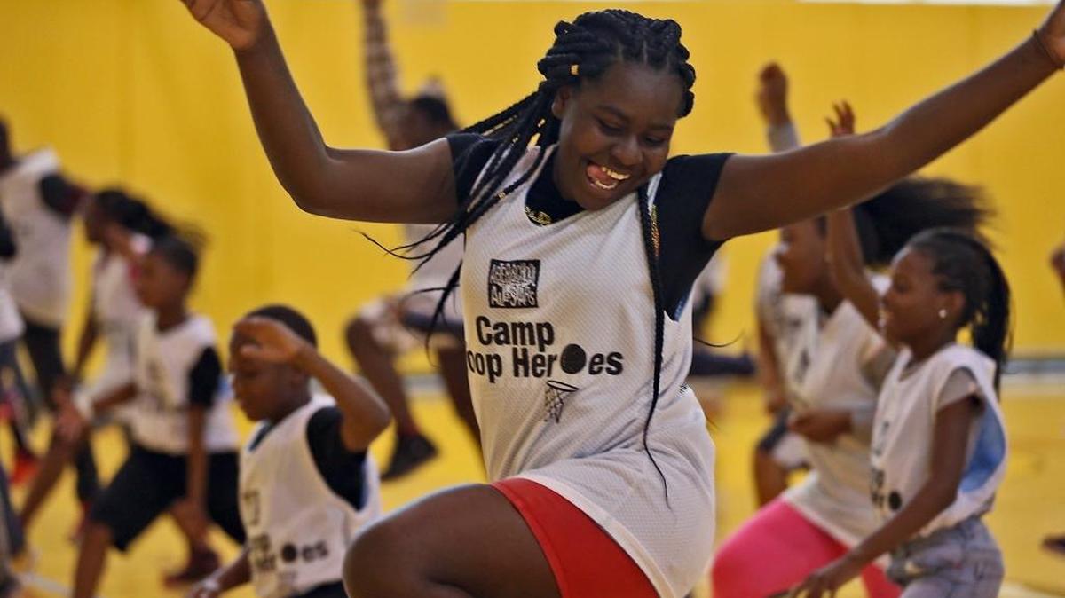 Mahogany Mathis, de 13 años, disfruta de una actividad en marzo, en Miami. Las Escuelas Públicas del Condado Miami-Dade ofrecen ofrecen durante este verano diversos campamentos de actividades en escuelas primarias, intermedias y de kindergarten a octavo grado.