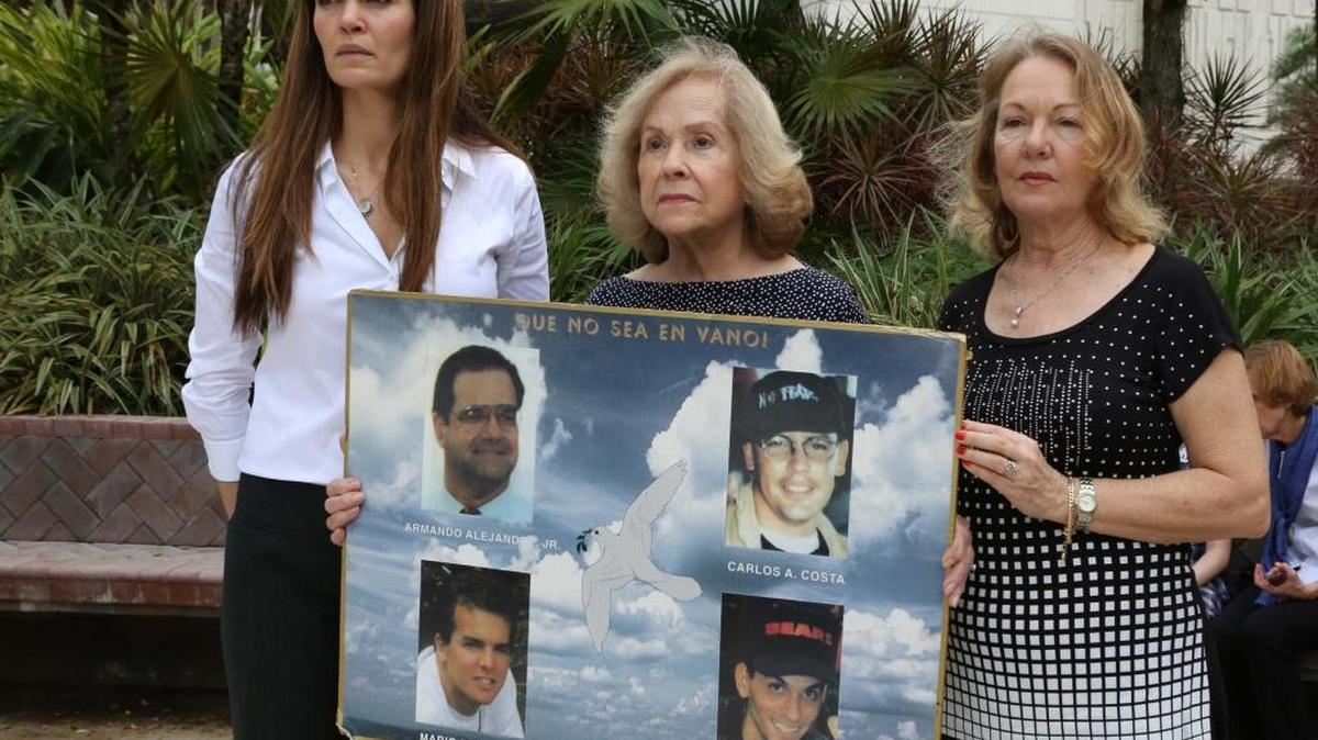 Los familiares de los pilotos de Hermanos al Rescate derribados por el gobierno cubano el 24 de febrero de 1996 los recordaron en este homenaje por el vigésimo aniversario de su muerte, el miércoles, en la Universidad Internacional de la Florida el Miercoles. De izq. a der.: Marlene Alejandre- Triana, hija de Armando Alejandre; Mirta Costa, madre de Carlos Costa y Miriam de la Peña, madre de Mario de la Peña.