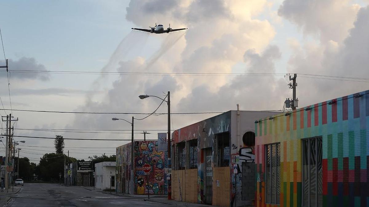 Un avión esparce pesticida sobre el barrio de Wynwood con la esperanza de controlar y reducir el número de mosquitos, algunos de los cuales son capaces de propagar el virus Zika el 6 de agosto, 2016, en Miami, Florida.