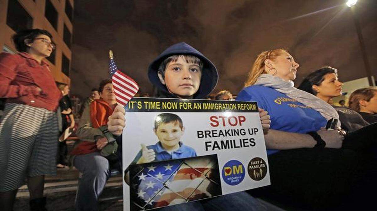 
Carlos Hurtado, de nueve años, durante la reunión para ver el anuncio del presidente Barack Obama a las afueras de la oficina de la Coalición de Inmigrantes de Florida (FLIC), en Miami.
