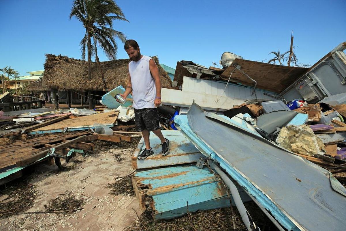 Eric Ward revisa los daños causados por el huracán Irma, el 12 de septiembre del 2017 en Key Largo.