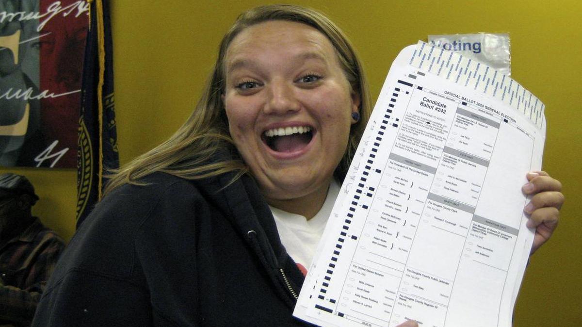 Foto del 20 de octubre del 2008 que muestra a Nikola Halycyone Jordan, una residente de Omaha, en Nebraska, posando con su boleta electoral.