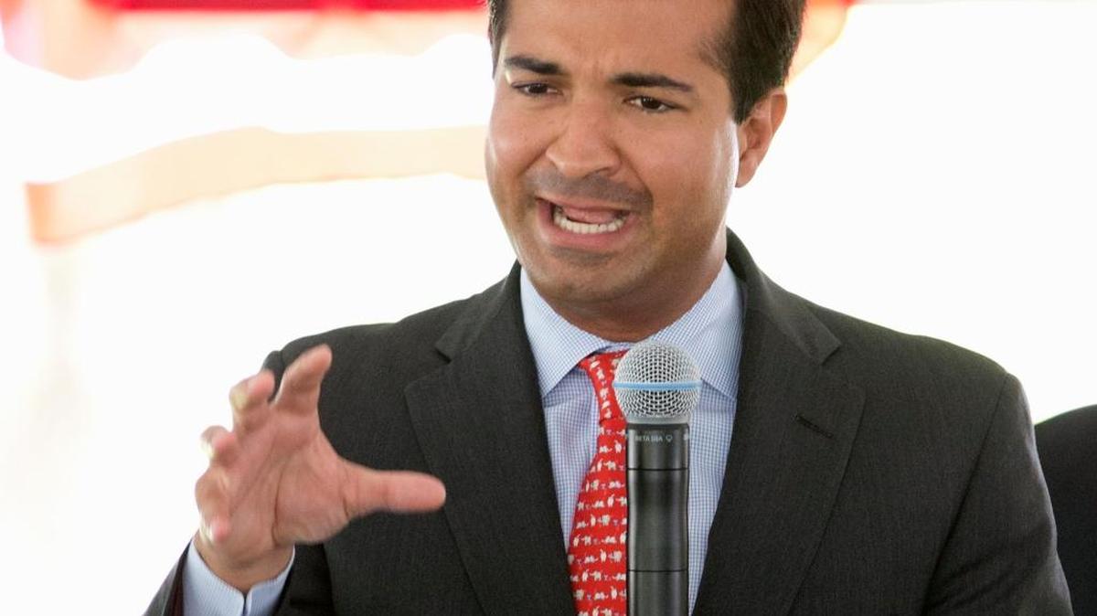 Carlos Curbelo, representante republicano por Florida, la nueva versión ofrece un estatus migratorio condicional.