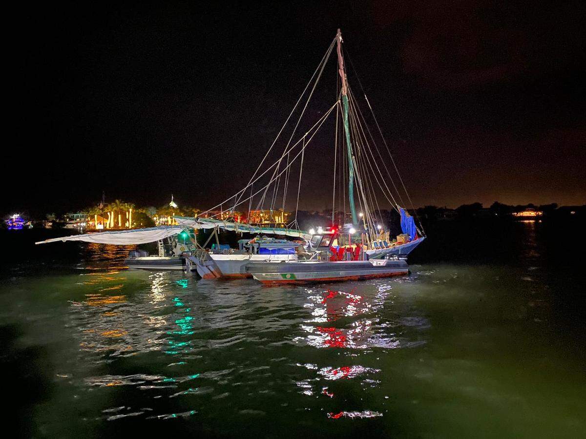 Un barco con más de 100 personas a bordo naufragó en la madrugada del 10 de enero de 2022 cerca de Ocean Reef, informó el Departamento de Bomberos del Condado Miami-Dade.