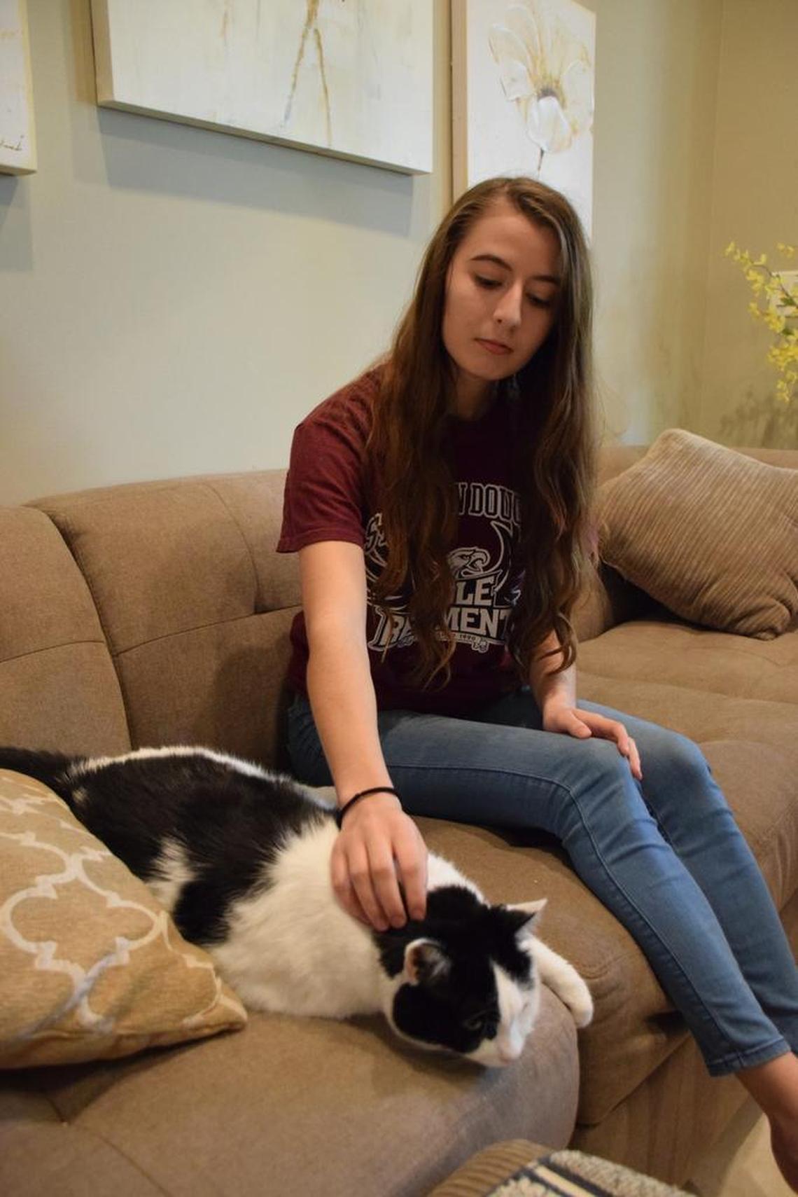 Taylor Morales en su casa en Coral Springs el 22 de febrero del 2018. Taylor es una sobreviviente del tiroteo en Marjory Stoneman Douglas que dejó 17 muertos el Día de San Valentín.