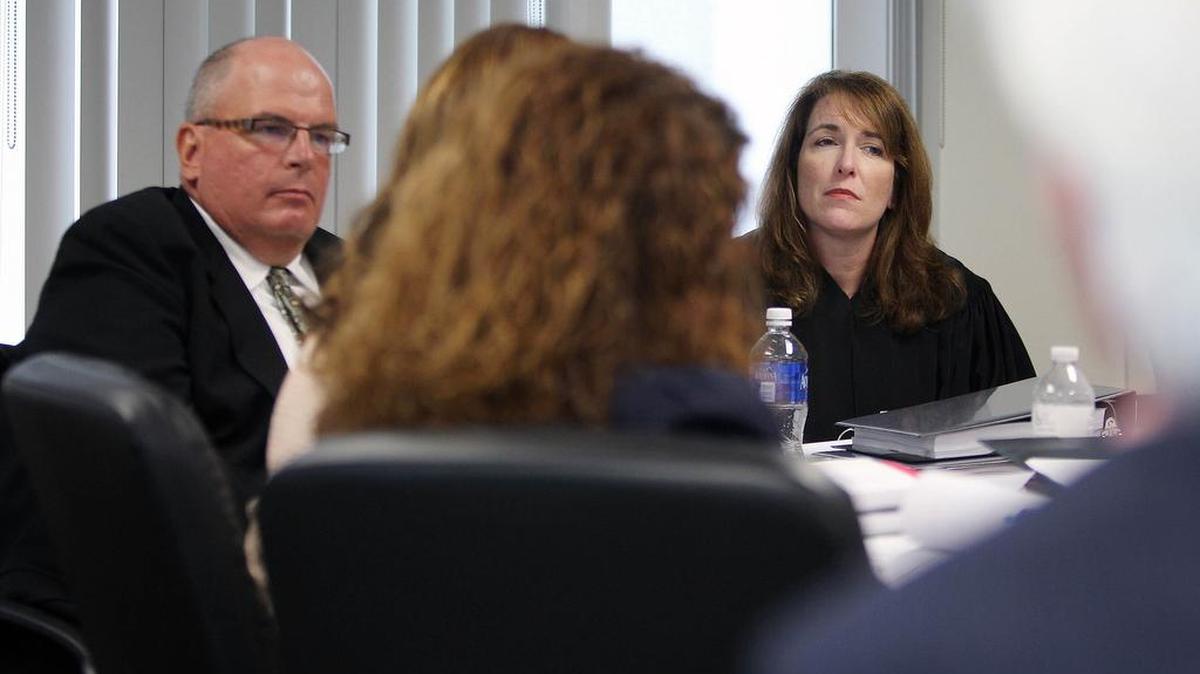 El abogado Wes Blackman (izq.) y la jueza Suzanne Van Wyk durante la audiencia de apelación contra el proyecto Villas de las Palmas en Hialeah el pasado 6 de octubre.