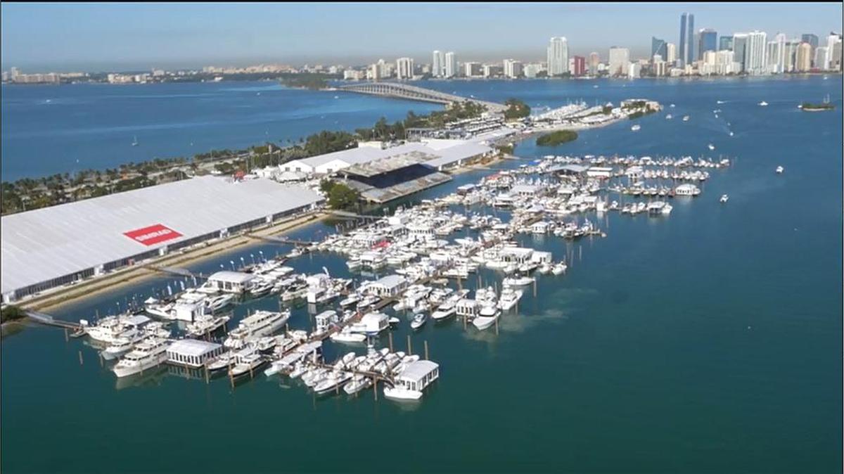 Desde un drone se puede apreciar el Miami International Boat Show y el viejo y destartalado estadio hacia el centro, el viernes.