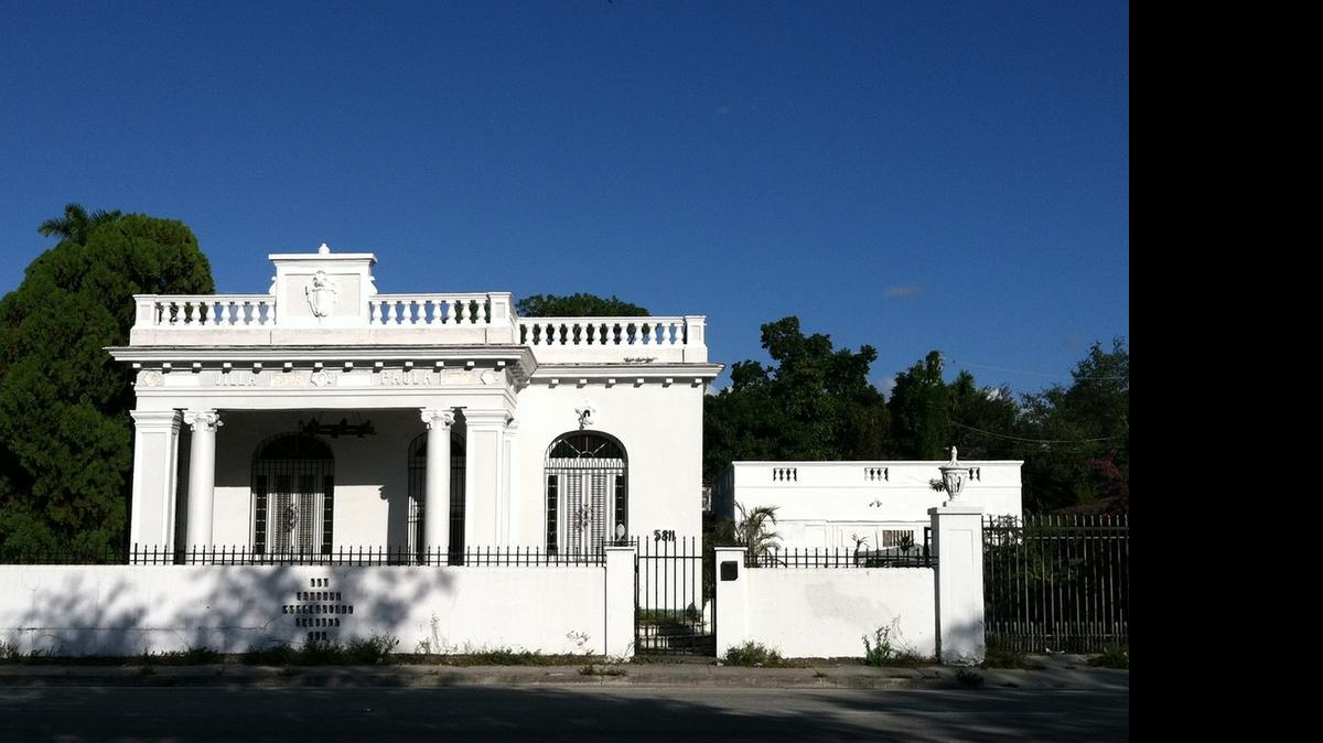 
El exterior de Villa Páula antes de la actual recuperación que devolvió el color de la madera de cedro a sus ventanas.
