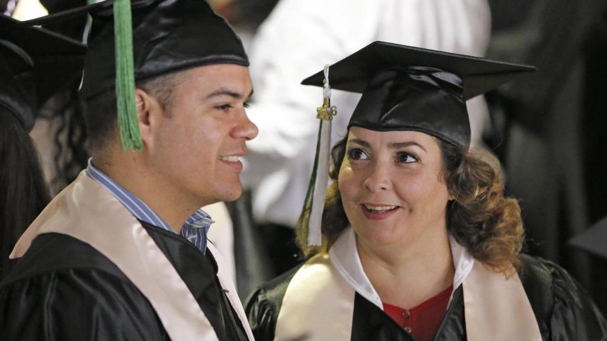 Marta Ross y su futuro yerno, Reynaldo García, en la ceremonia de graduación del MDC el pasado 30 de abril.