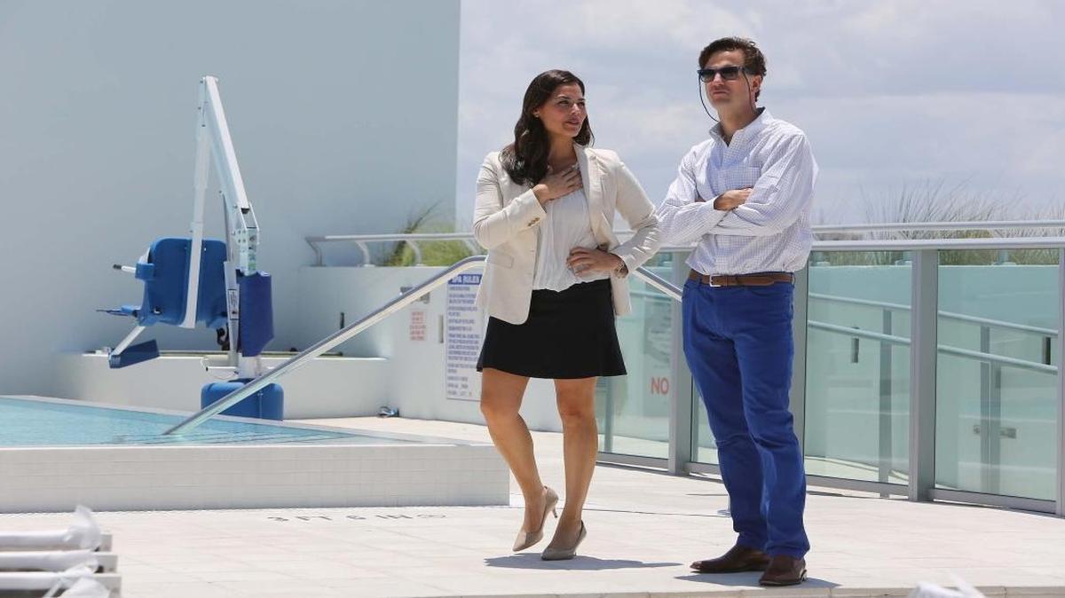 Claudia Di Gino, mánager general de Atton Brickell Miami, con Francisco Levine, presidente ejecutivo de la cadena hotelera, en el nuevo Atton Brickell Miami.