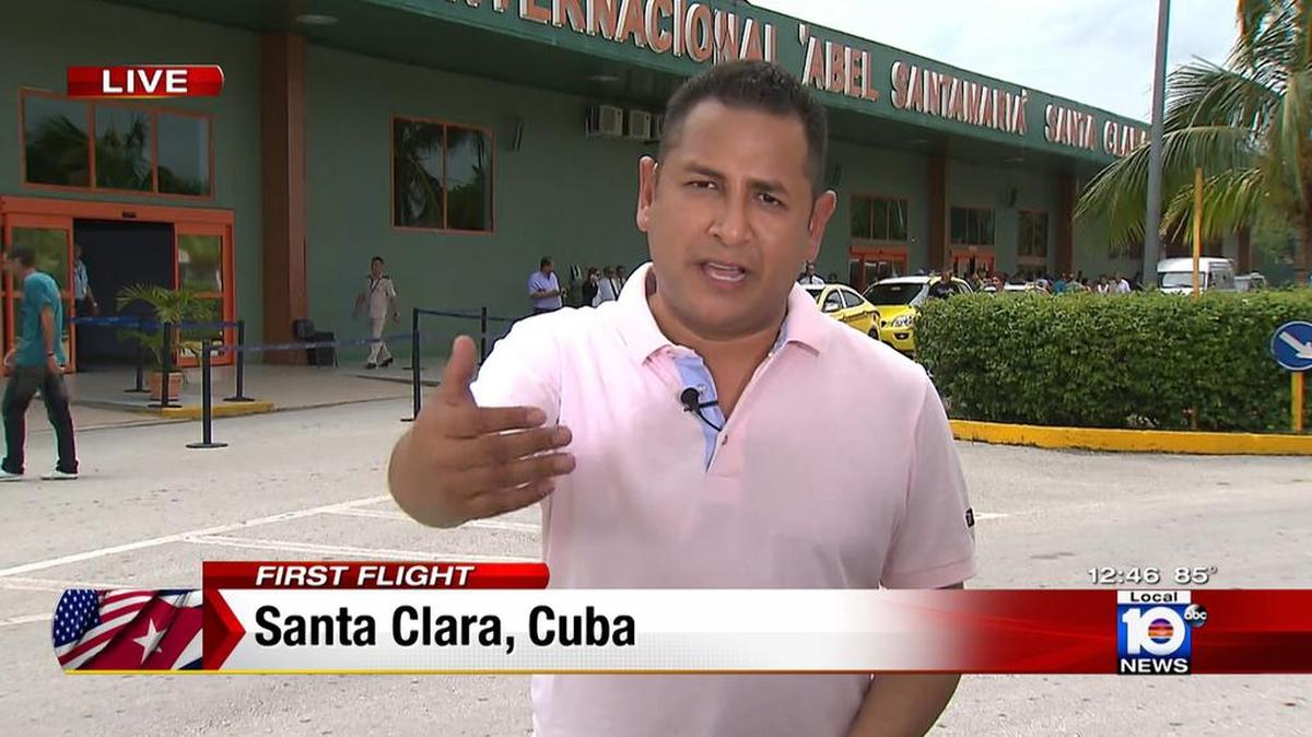Hatzel Vela reportando desde el aeropuerto de Santa Clara la llegada del primer vuelo procedente de EEUU.