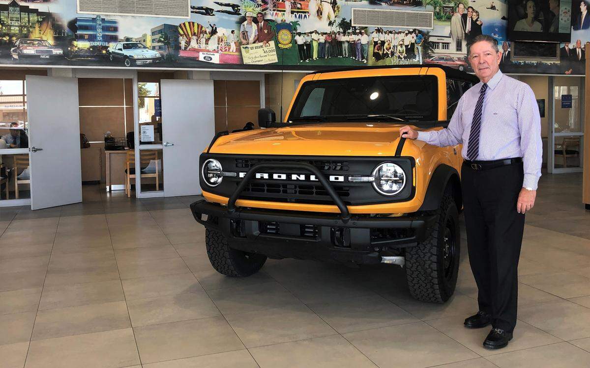 Víctor Benítez habla con el Nuevo Herald este martes 17 de mayo desde el concesionario de Hialeah.