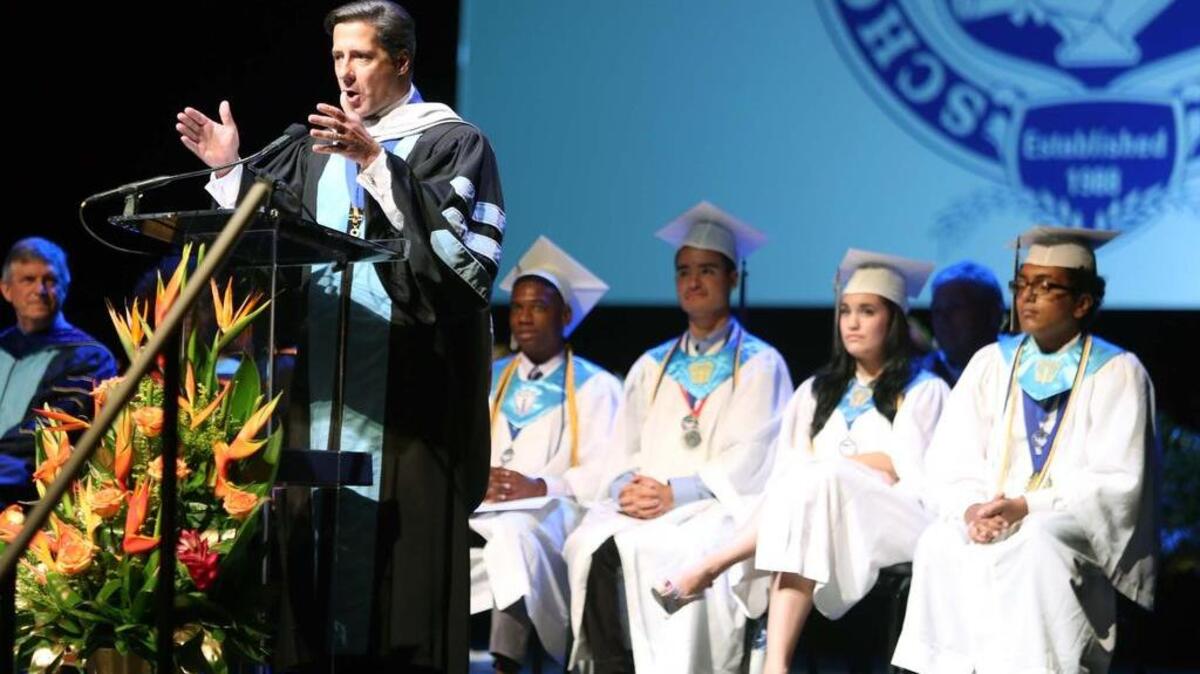 El superintendente de Escuelas Públicas de Miami-Dade Alberto Carvalho, habla a los estudiantes en un acto de graduación el 9 de junio de 2016.