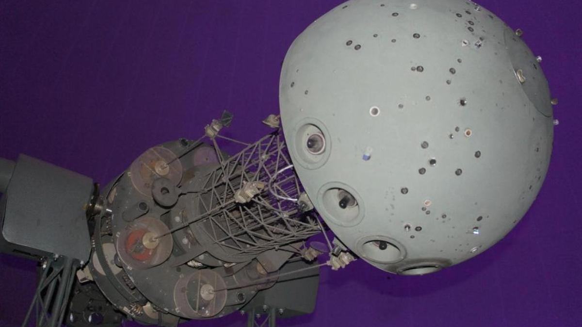 
El proyector de Tránsito Espacial Spitz Modelo B es el último de su tipo aún en funcionamiento en el mundo. 
