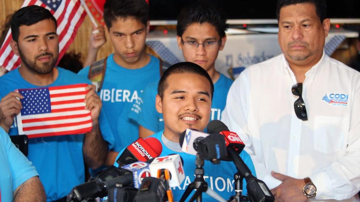 Margarito Cruz (cent.), joven inmigrante mexicano, habla durante una conferencia de prensa en el restaurante La Pupusa Factory el pasado 17 de febrero, luego de que un juez detuviera temporalmente el programa DACA.