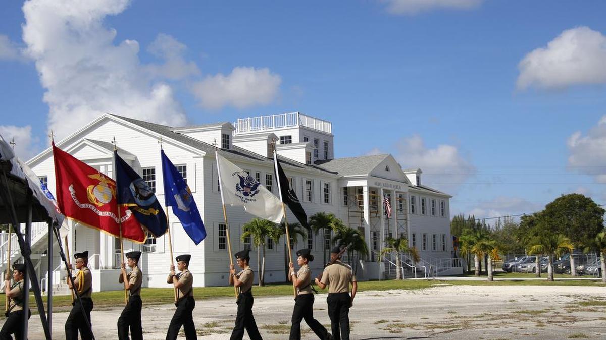 Momento del izado de la bandera americana durante la inauguración de la nueva sede del Museo Militar de Miami celebrada este domingo 8 de noviembre de 2015, en Kendal, Florida.