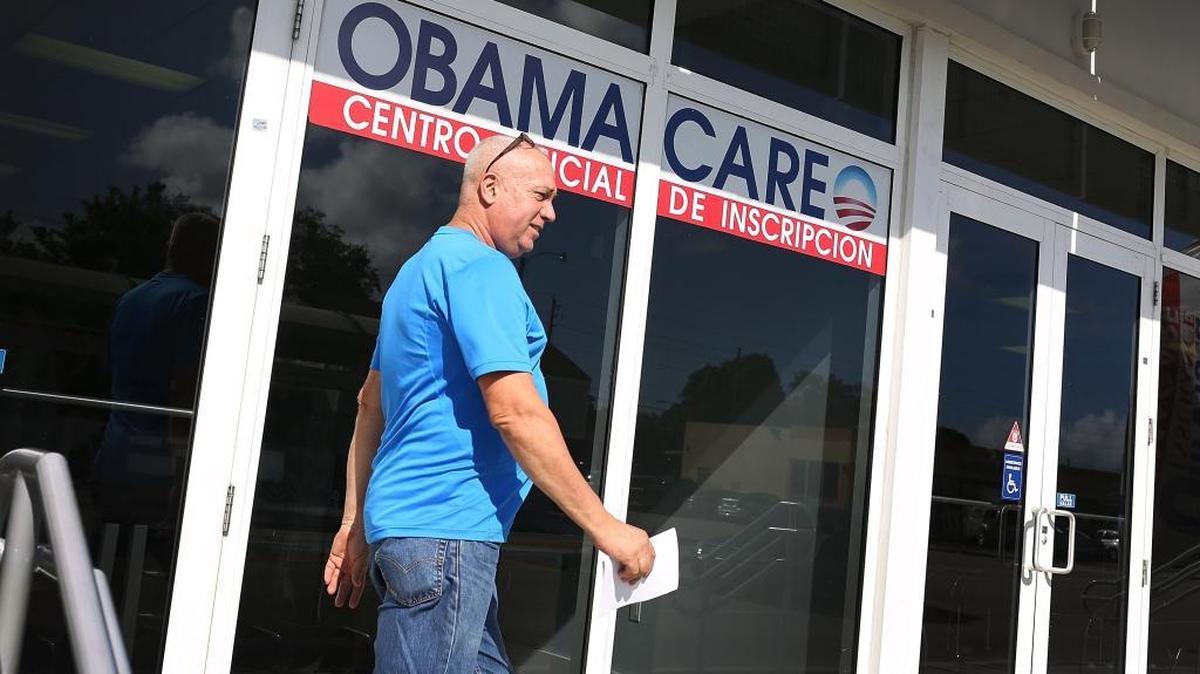 Alberto Abin camina frente a la compañía UniVista Insurance después de buscar información sobre un plan en aseguradora del Affordable Care Act (Obamacare) en diciembre.