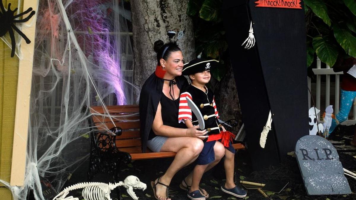 Xavier Ramírez, vestido de pirata, y su mamá, Yvelin Ramírez celebraron Halloween en Jungle Island.