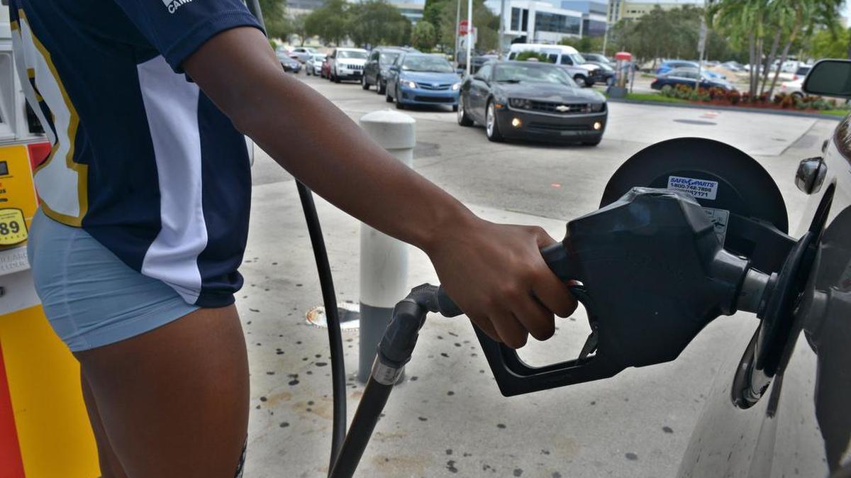 Una persona llena el tanque de su auto ante la llegada del huracán Matthew el miércoles 5 de octubre 2016, en Miami, Florida.