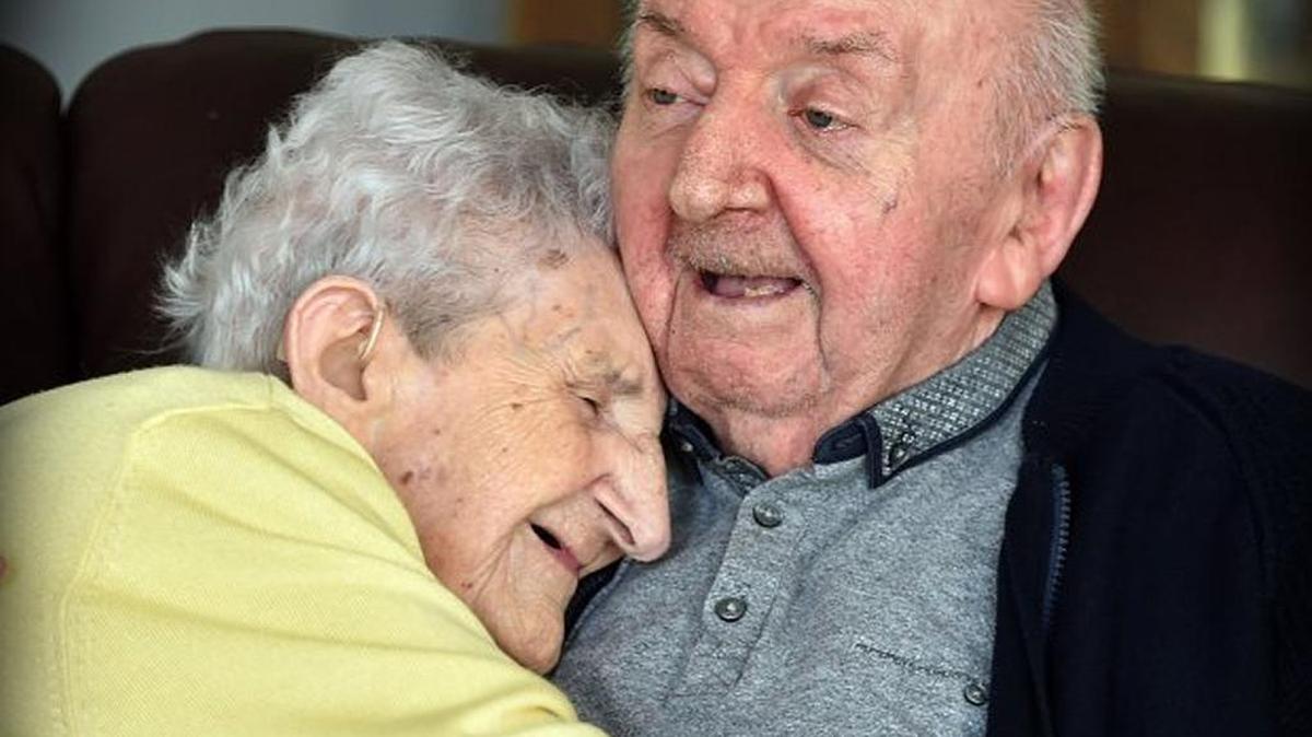 Adam Keating, de 98 años, se mudó al ancianato en el que su hijo Tom vive desde hace un año. Esta pareja de madre e hijo ingleses siempre vivieron juntos.