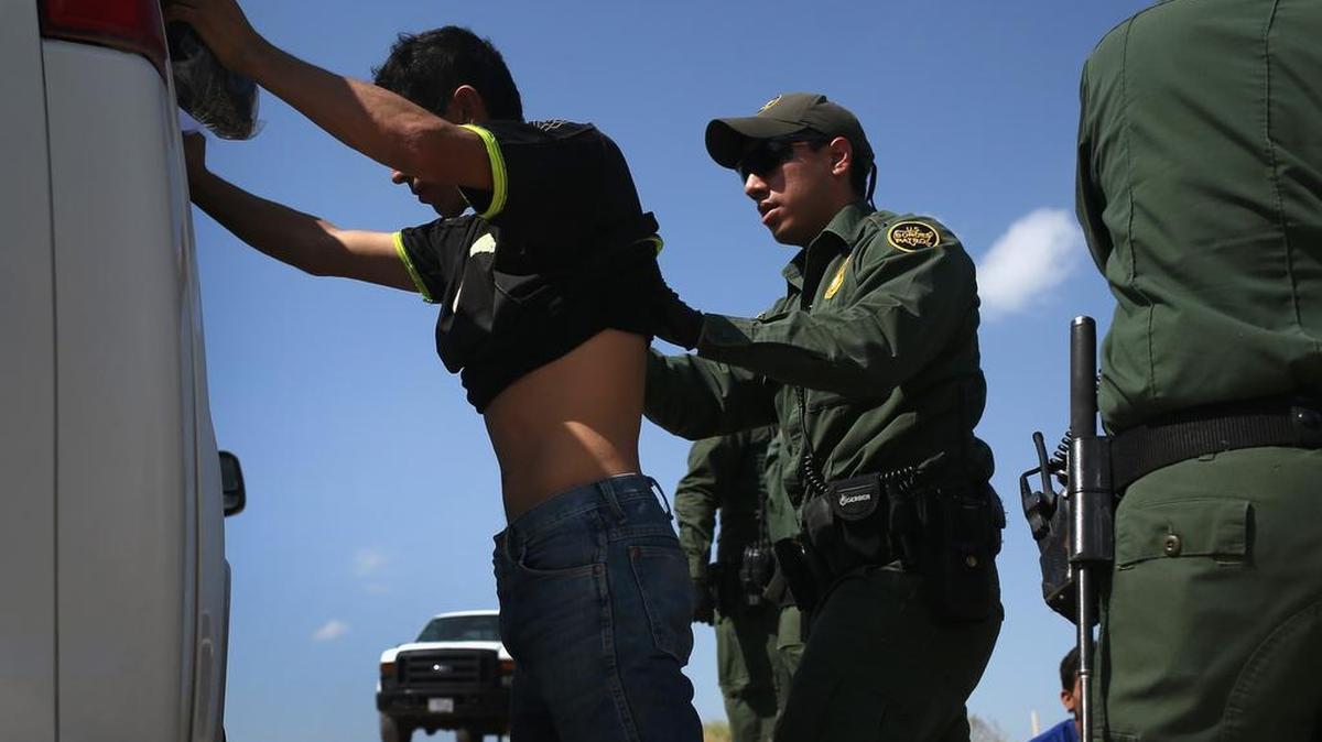 Agentes en la frontera de México con Texas detienen a inmigrantes indocumentados que trataban de llegar a Estados Unidos.