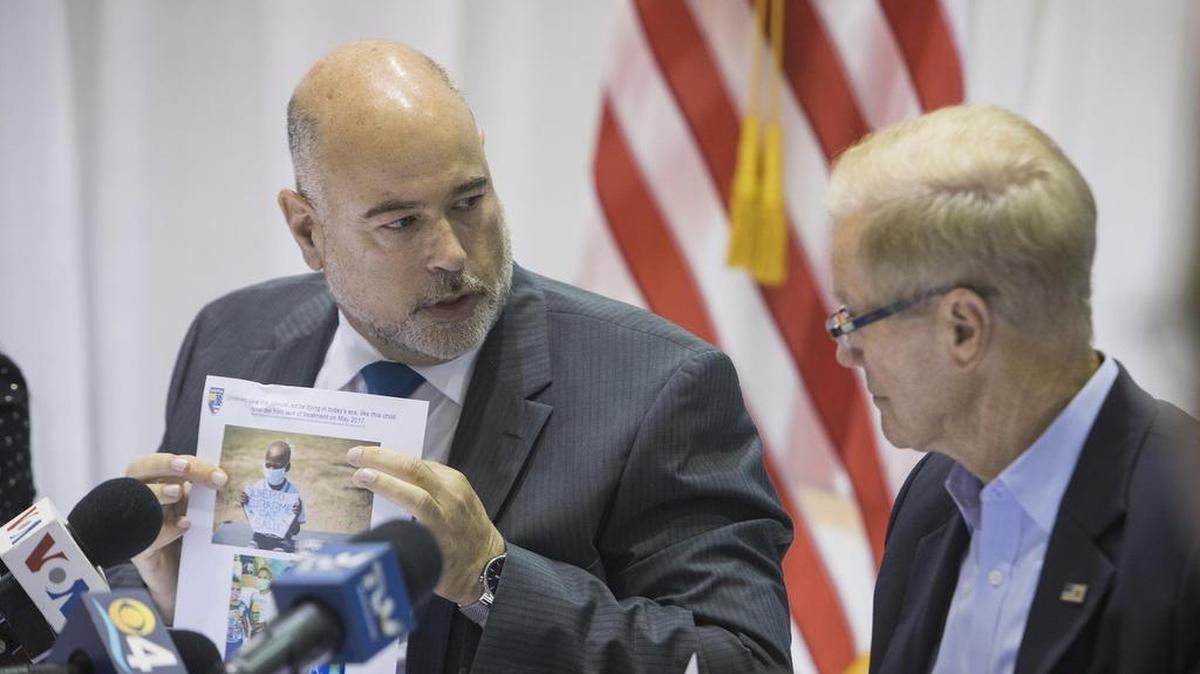 Rafael Gottenger (izq.), presidente de la Asociación de Médicos Venezolanos-Americanos (VAMA), muestra el viernes al senador Bill Nelson fotos de niños venezolanos enfermos, en una reunión en Miami.