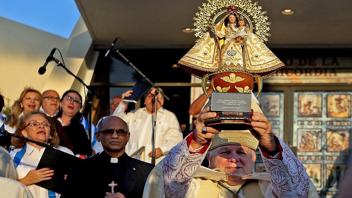 El arzobispo de Miami, Thomas Wenski, presenta el 10 de mayo en Miami la imagen de la Virgen de la Caridad que le fue entregada al Papa Francisco durante su visita a Cuba.