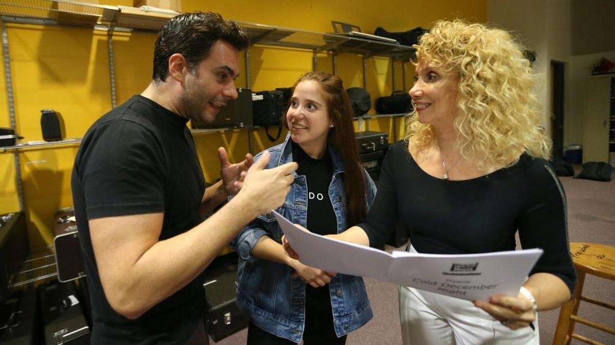 Marlene Urbay (der.) directora de la Florida Chamber Orchestra conversa con los cantantes Rodrigo Aragón y Mariana León antes del ensayo del concierto ‘Christmas Is in the Air’.