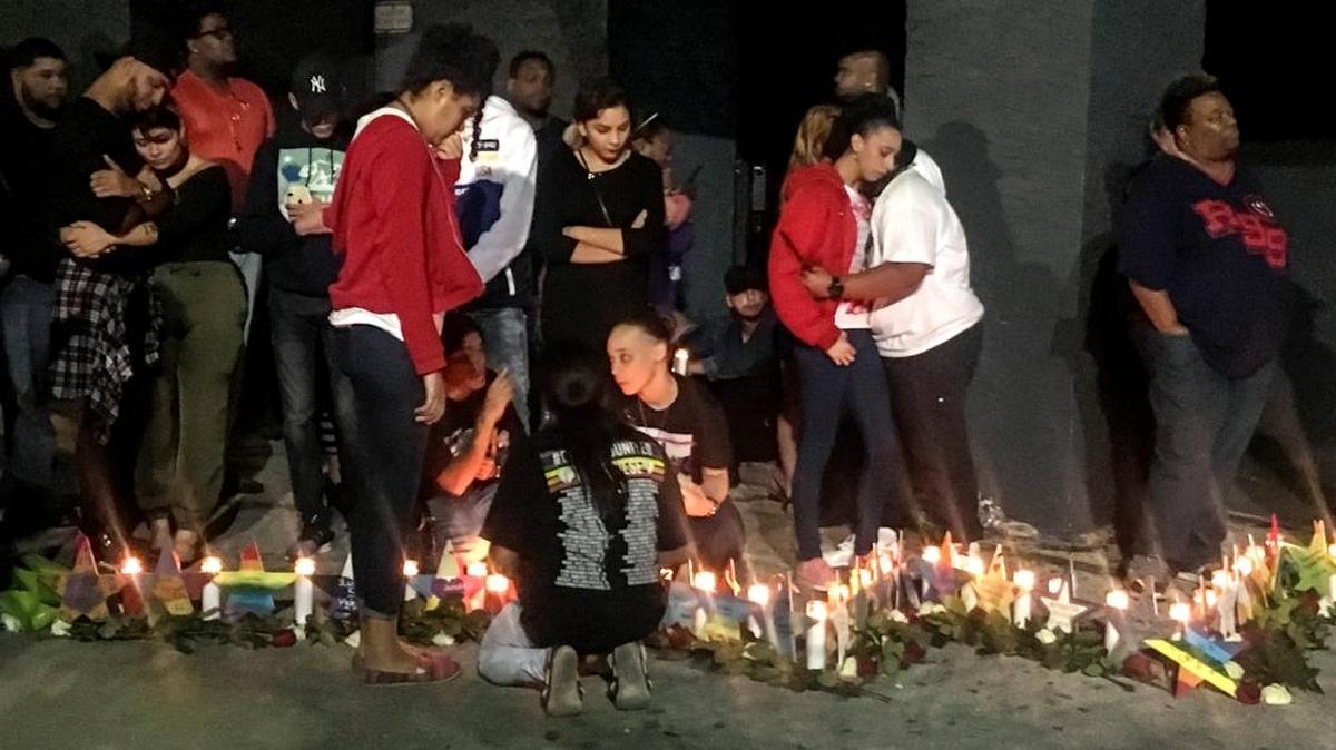 Supervivientes y familiares y amigos de las víctimas de la matanza en la discoteca gay Pulse, en Orlando conmemoraron con una vigilia los seis meses del hecho en el que murieron 49 personas.