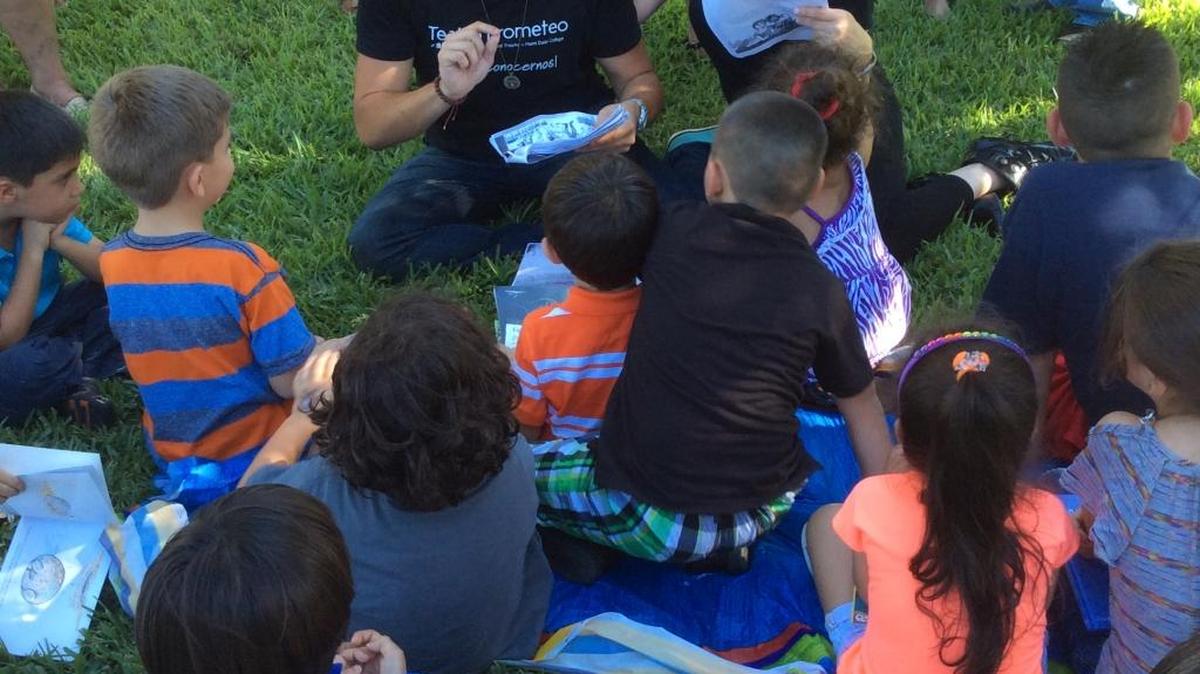 
Estudiantes de Teatro Prometeo leen cuentos a los niños en la Fiesta de la Lectura el año pasado, en el Koubek Center.
