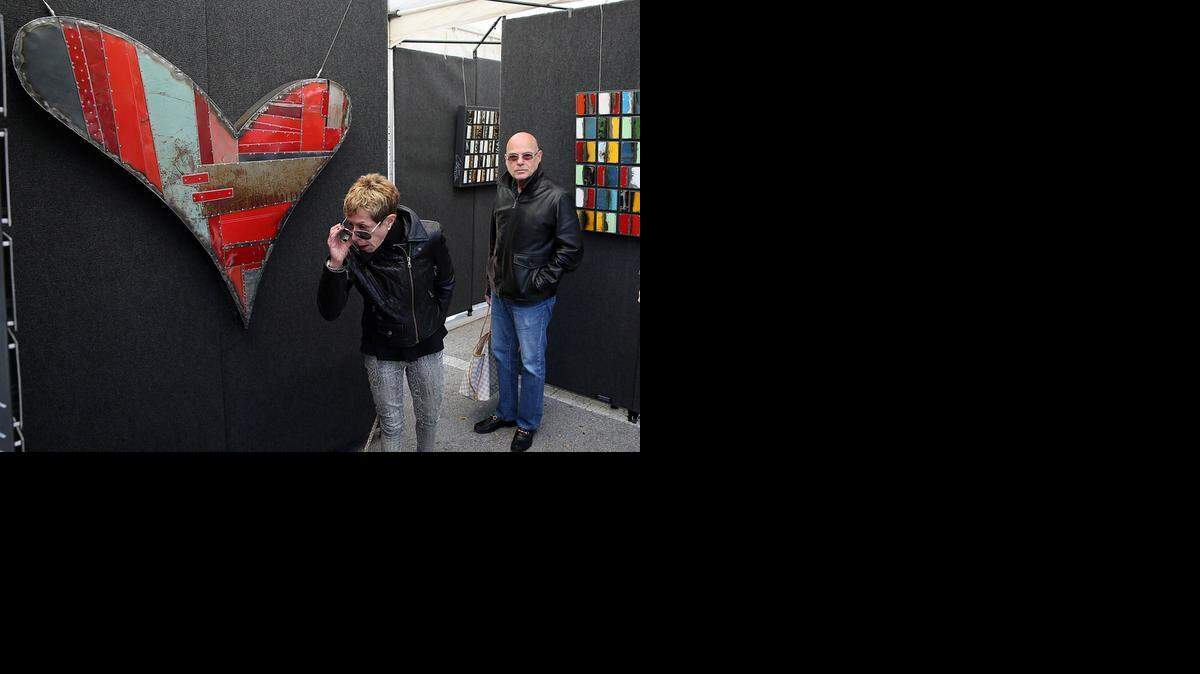 
Nancy y Joel Miller, de Aventura observan las piezas de check Anthony Hansen durante el CGAF 2015.
