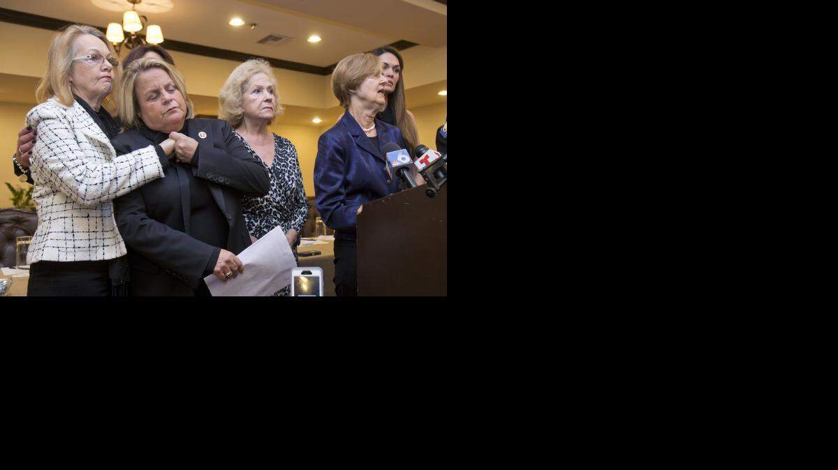 
La congresista Ileana Ros-Lehtinen (segunda de izq. a der.), consuela a Miriam de la Peña, madre de Mario de la Peña, uno de los pilotos de Hermanos al Rescate abatidos por MIG cubanos en 1996. Los familiares de las víctimas del ataque cubano dieron una rueda de prensa el miércoles en el Hotel Biltmore en Coral Gables. 


